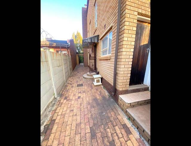 7 BEDROOM HOUSE FOR SALE IN LENASIA SOUTH